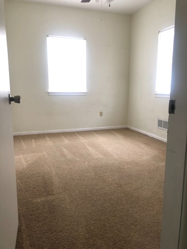 Building Photo - Cute 2 bedroom house next to park!