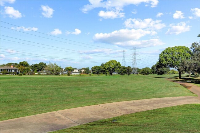 Building Photo - 15 Bendwood Dr