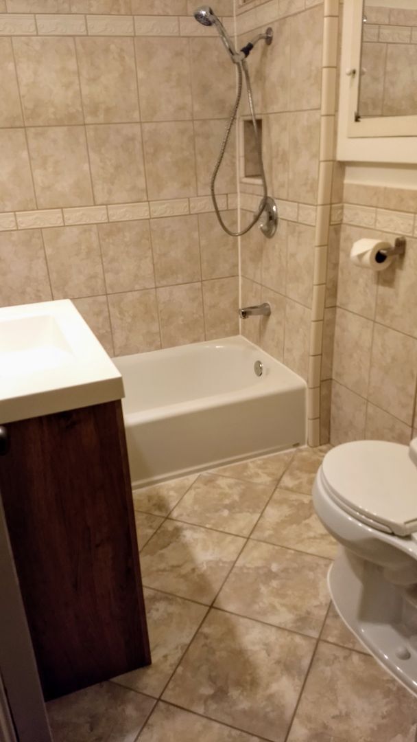 Building Photo - 3 Bedroom 1 Bath House with a Large Backya...