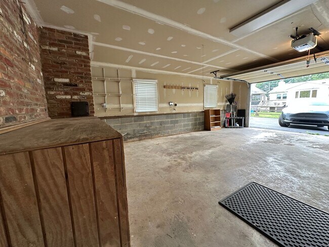 Building Photo - 805 Golden Arrow St