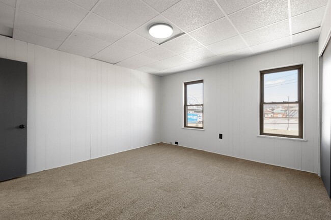 Building Photo - Bright 2 Bedroom home in McKees Rocks Avai...