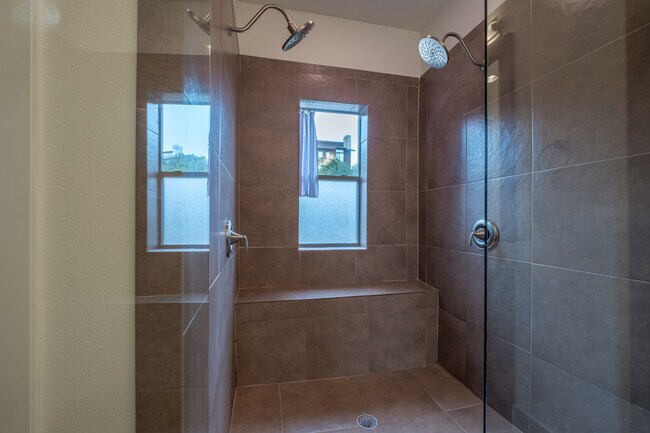 Building Photo - Beautiful 2 Bedroom, 2.5 Bath Townhome in Northwest Austin