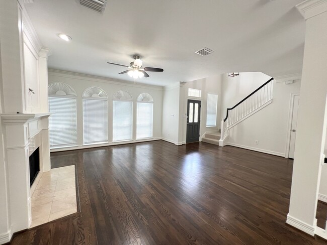 Building Photo - Stunning 4/3/2 Townhome in the Museum District !!!