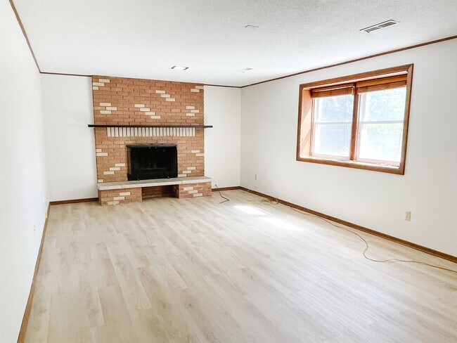 Building Photo - 1172 Highview Dr