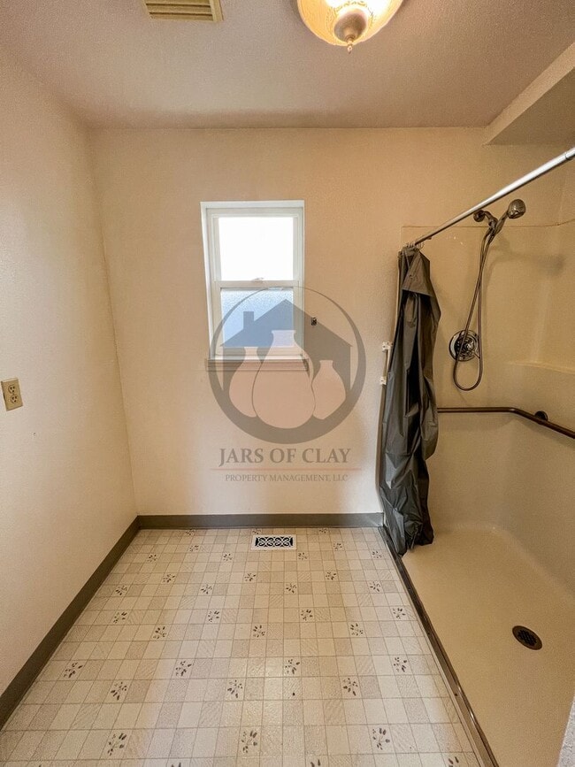 Building Photo - Adorable Historical Home