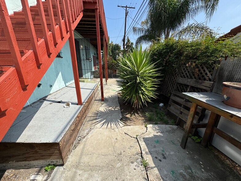 Building Photo - 906 Alandele Ave