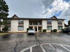 Building Photo - 3-bedroom, 2-bathroom condo in Norman with central heat and air and washer and dryer provided