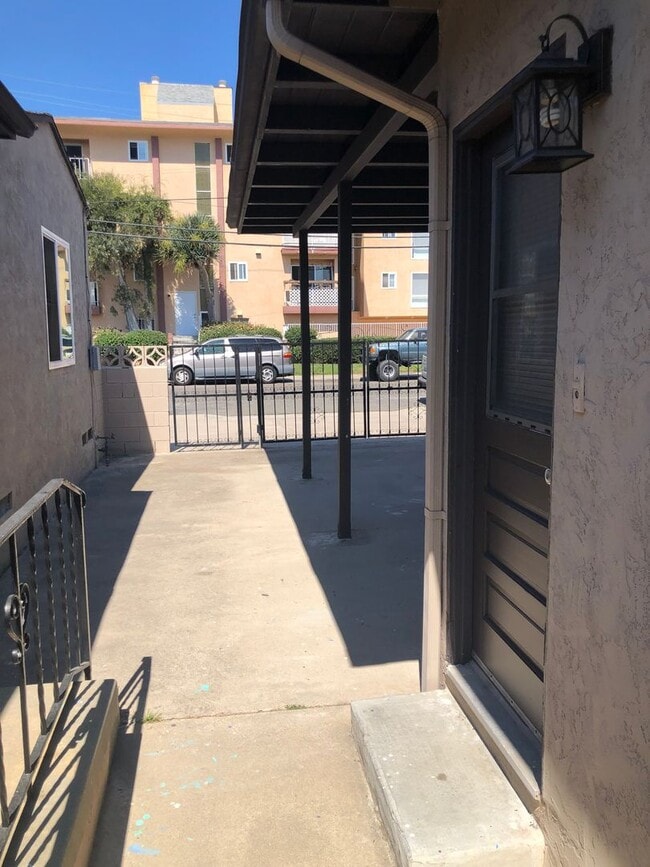 Building Photo - 3047.5 Macaulay St