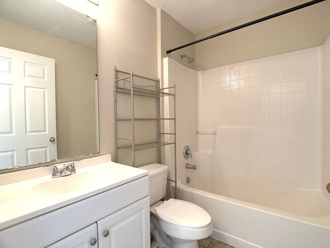 Building Photo - Perfect Location with Amenities Galore!