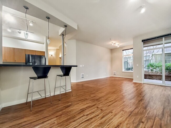 Building Photo - Bright 1-Bedroom + Office in Downtown Kirk...