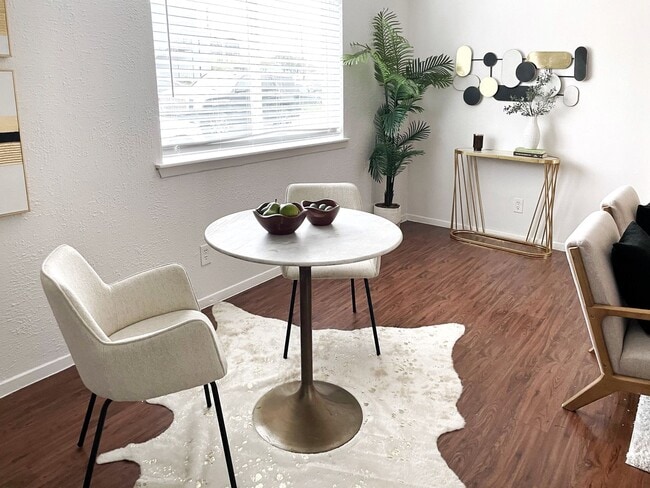 Building Photo - Central Austin One Bedroom Gem - Walk to Central Market!