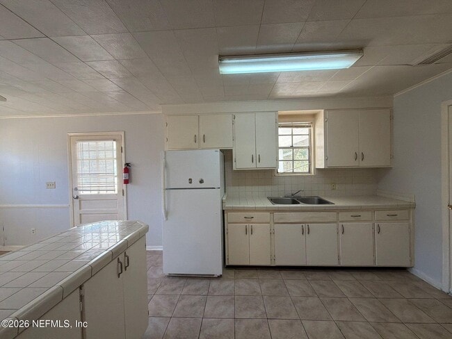 Building Photo - 10640 Arnez Rd