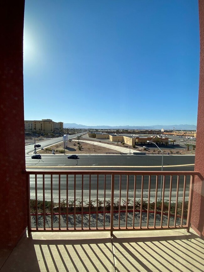 Building Photo - Beautiful, 2 story penthouse loft at the M...
