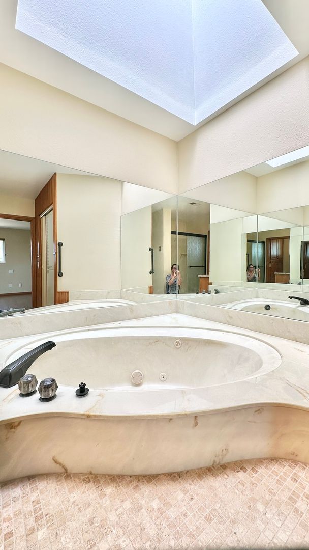 Building Photo - Amazing Location & Sprawling Country Living at its Very Best in this Beautiful Single-Story Home ...