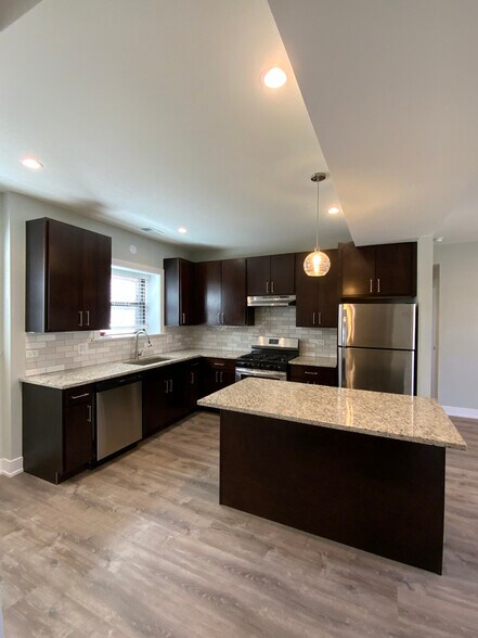 Building Photo - 1143 Maple Ave