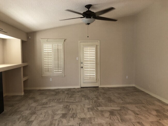 Building Photo - 6216 Lovebird Ln