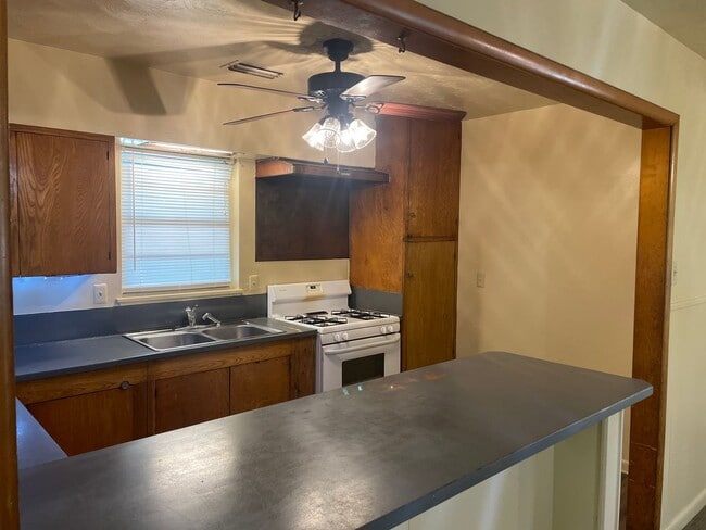Building Photo - 3 bed 2 bath 2 car garage home!