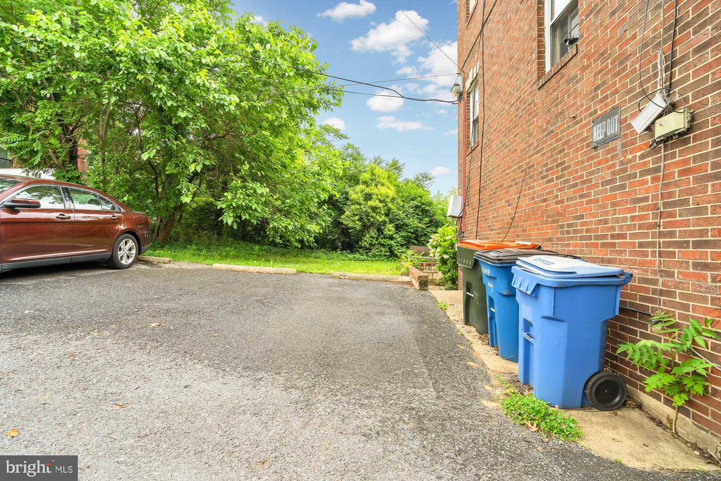 parking - 732 5th St SE