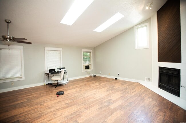 Building Photo - 14112 High Point Dr