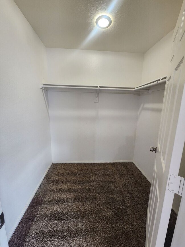 Building Photo - Nice 3 bedroom 2 bath