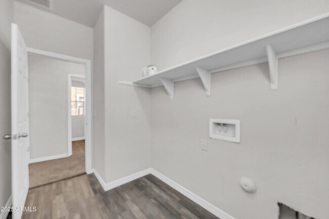 Building Photo - 935 E Agua Fria Ln