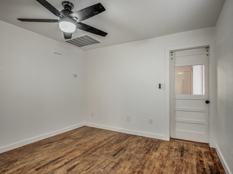 Building Photo - 131 W Acres St