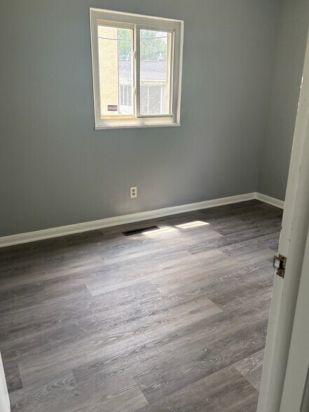Building Photo - 2283 Hiawatha Park Dr