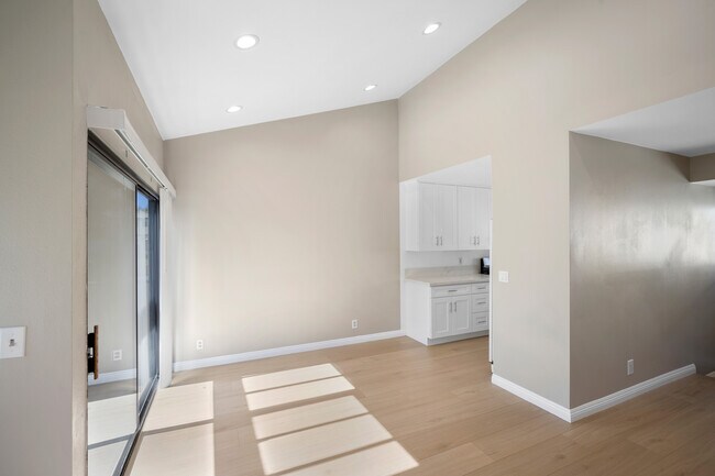 Building Photo - 10574 Sunland Blvd