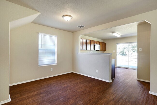 Building Photo - Move-In Ready Home with New Flooring and A...