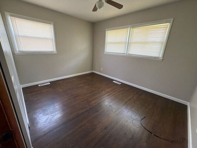 Building Photo - Welcome home to this charming 3-bedroom, 1-bath