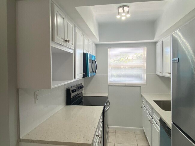 Building Photo - 853 SE 4th Ct