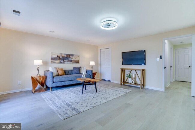 Building Photo - 8213 Roxbury Dr
