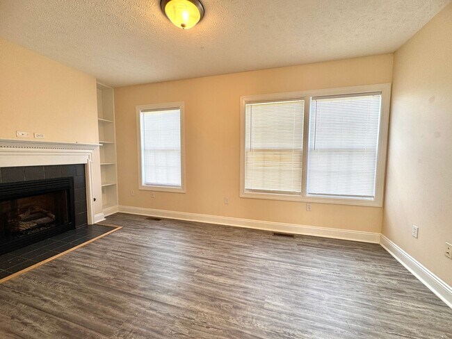 Building Photo - Oak Tree Townhome
