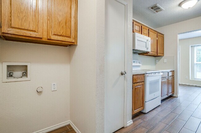 Building Photo - Charming, updating 3 bedroom home in east Fort Worth