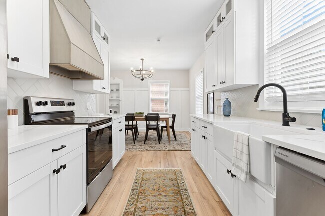 Building Photo - Fully Furnished Mid-Term Rental with Utilities Included!!