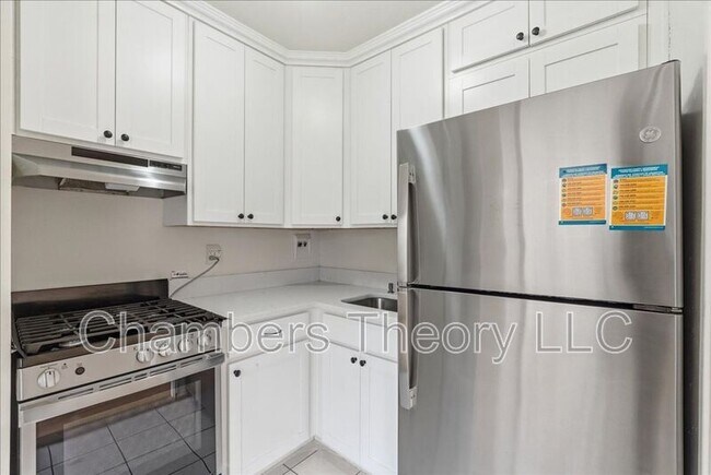 Building Photo - 1210 N Taft St