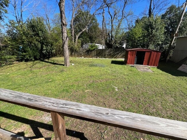 Building Photo - Newly-RENOVATED 2/1 House in a prime location!