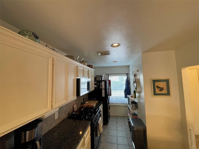 Building Photo - 718 Redwing Park Dr