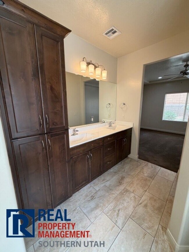 Building Photo - Home in Painted Desert