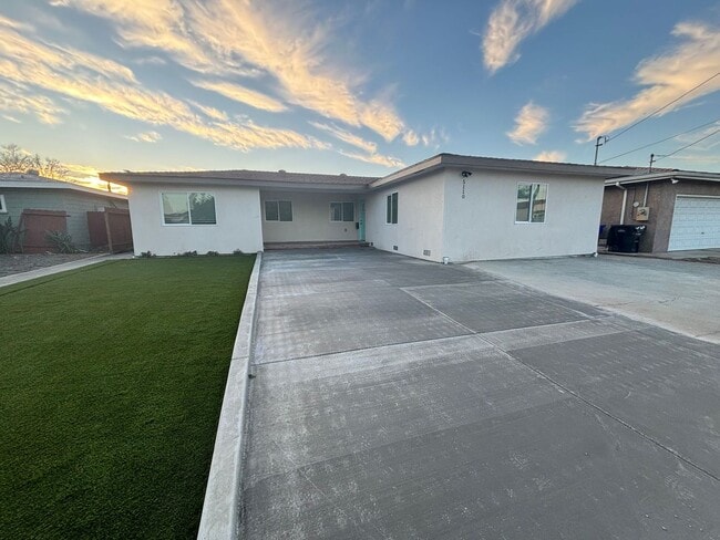 Building Photo - Newly Renovated 6 bed house on 63rd!