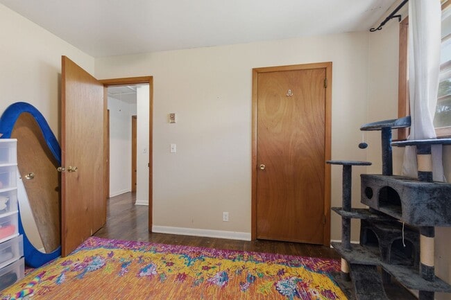 Building Photo - Two Bedroom/One Bathroom Duplex Unit