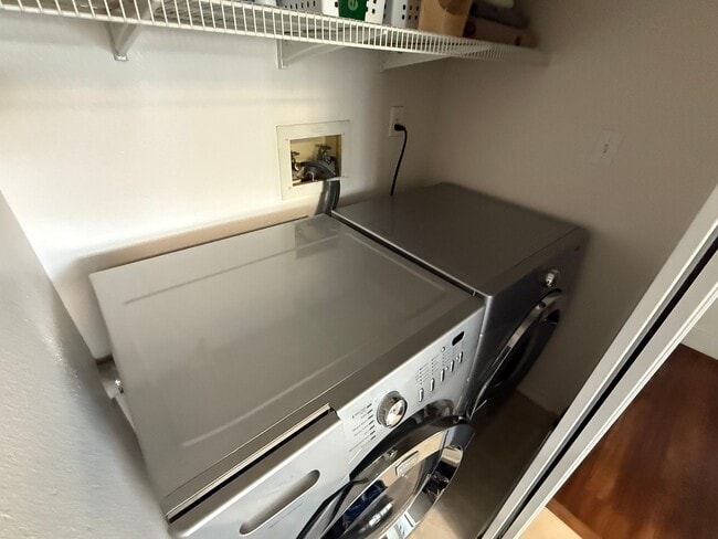 Building Photo - Hayward Condo 1 Bed/1 Bath Updated kitchen, lots of light and Bay views, dogs welcome