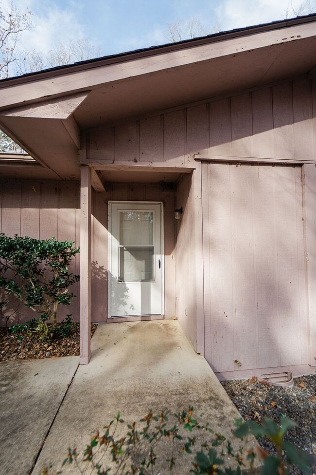 Building Photo - 2 bed, 2 bath new paint and refrigerator