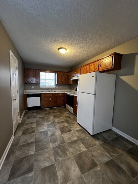 Building Photo - Charming 2-Bedroom Home with Spacious Layout in Oak Grove, KY - Must See!