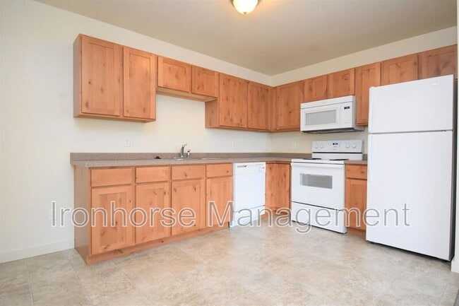 Building Photo - 807 W Villard St