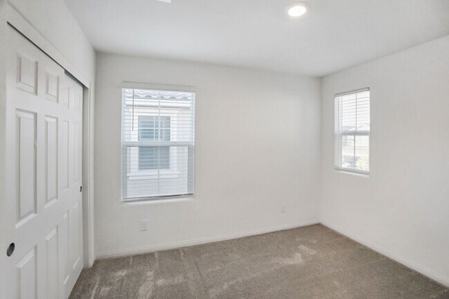 Building Photo - INSPIRADA BEAUTY WITH BED AND FULL BATH ON 1ST FLOOR