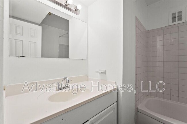 Building Photo - 914 N 70th St