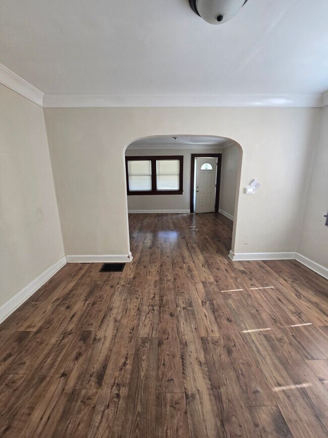 Building Photo - Spacious One Bedroom Duplex Near E. Michigan and Emerson