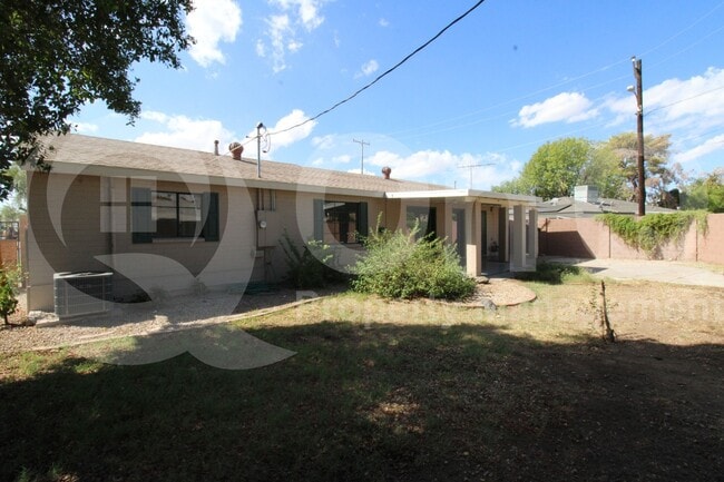 Building Photo - 916 E Bethany Home Rd
