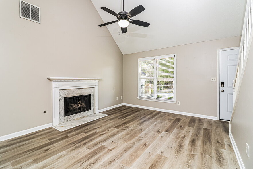 Building Photo - 109 Aztec Way SE